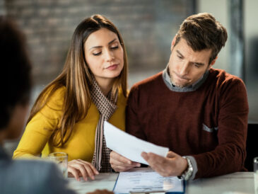 Ett par som lånar pegar