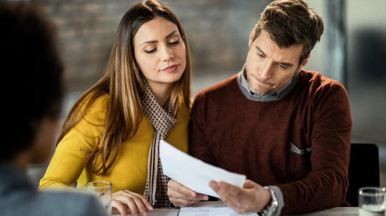 Ett par som lånar pegar