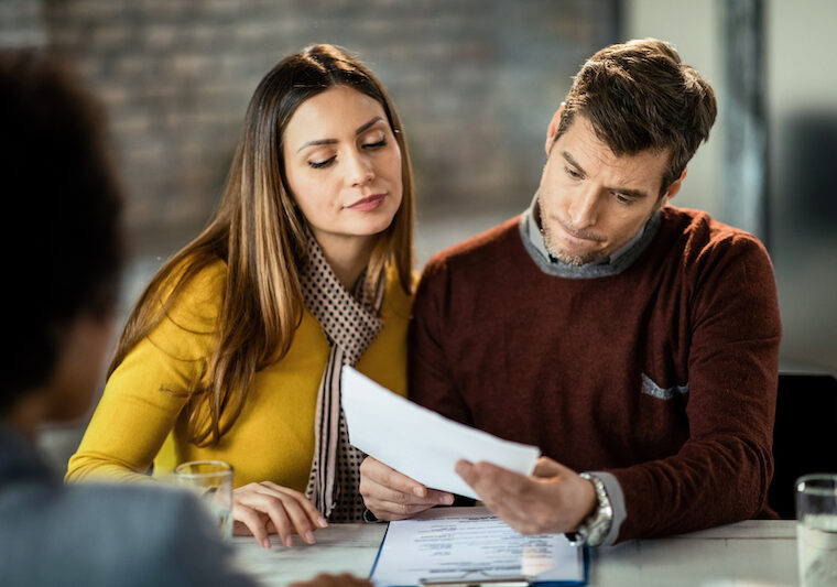 Ett par som lånar pegar